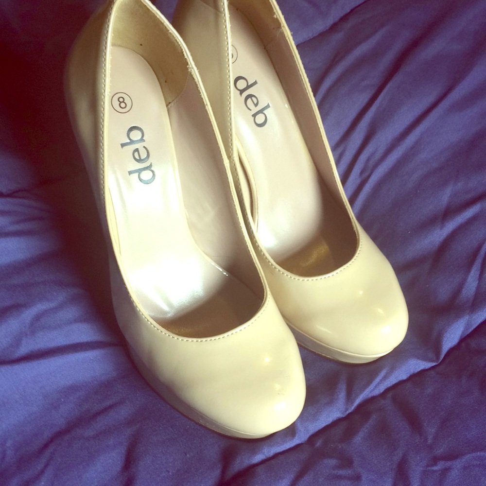 DEB size 8 nude pumps